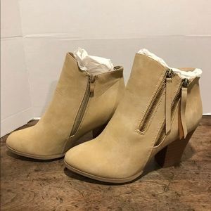 Journee Collection Valley Taupe Boot size 10